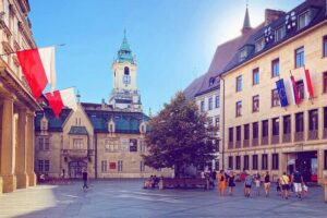 Explore Bratislava with a Local: Private Tour from Vienna - Getting From Vienna to Bratislava at 9:00: Comfort Beats DIY