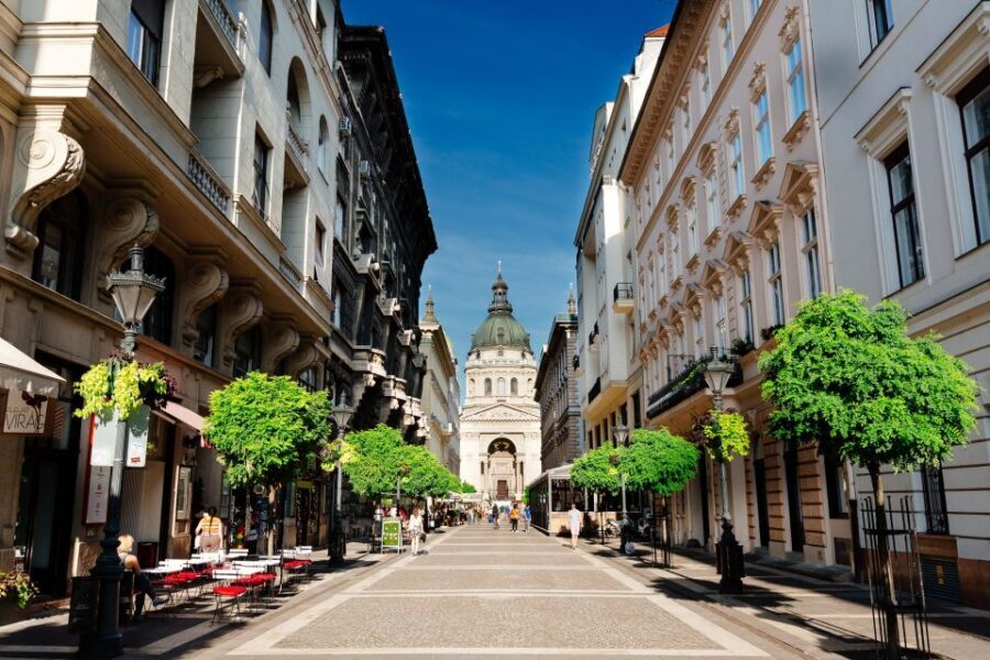From Vienna: Guided Day Trip to Budapest - Instagram hotspots: how to get better pictures without slowing the group