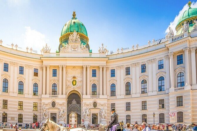 Fun & mobile scavenger hunt through Vienna - Stop 1: Albertina to kick off with numbers and stories