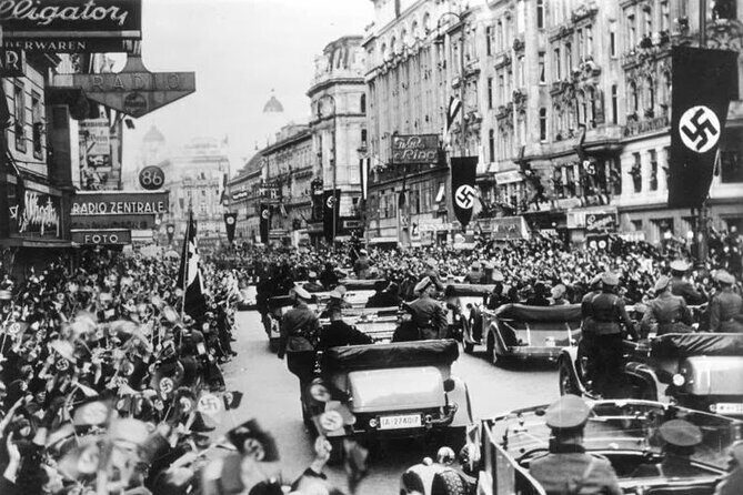 Historical Hitler Walking Tour of Vienna - Heldenplatz and March 15, 1938: the speech moment