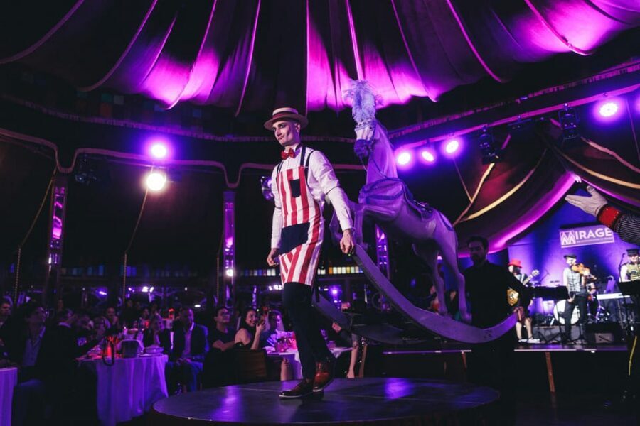 Mirage Vienna: Burlesque Spectacular – Dinner Show - Russell Brunner’s hosting: the English thread that ties it together