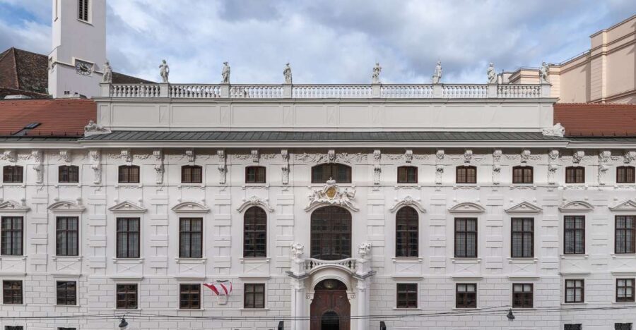 Palais Lobkowitz Audio Guide Tour - Baroque architecture: what to look for when the wow factor is immediate