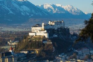 Private Scenic Transfer from Vienna to Salzburg with 4h of Sightseeing - English-speaking driver vs licensed guide: where expectations should land