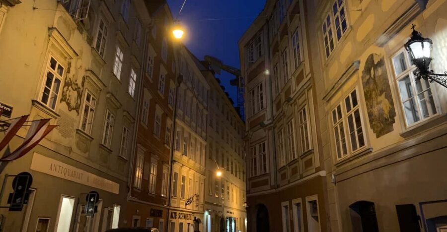 Private Spooky Vienna Tour - Finding the Guide at Helmut-Zilk-Platz