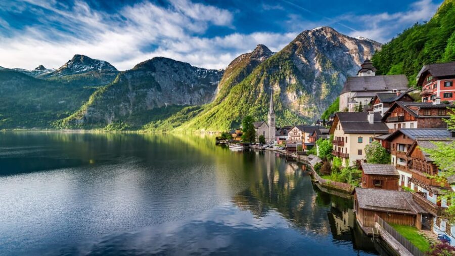 Private tour from Vienna to Hallstatt, Skywalk & Salt Mine - Hallstatt time: Market Square and that one-hour reality check