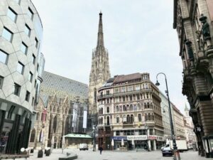 The best of Vienna on foot - Starting at the Maria-Theresa Memorial: meeting point and first impressions