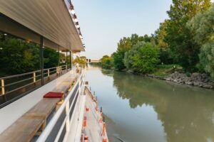 Vienna: 3-Course Evening Dinner Cruise - Your onboard menu: what’s served from aperitif to dessert