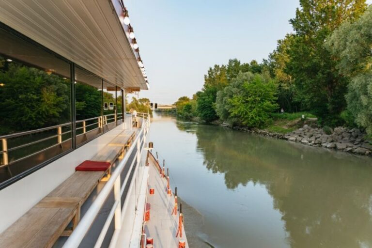 Vienna: 3-Course Evening Dinner Cruise - Your onboard menu: what’s served from aperitif to dessert