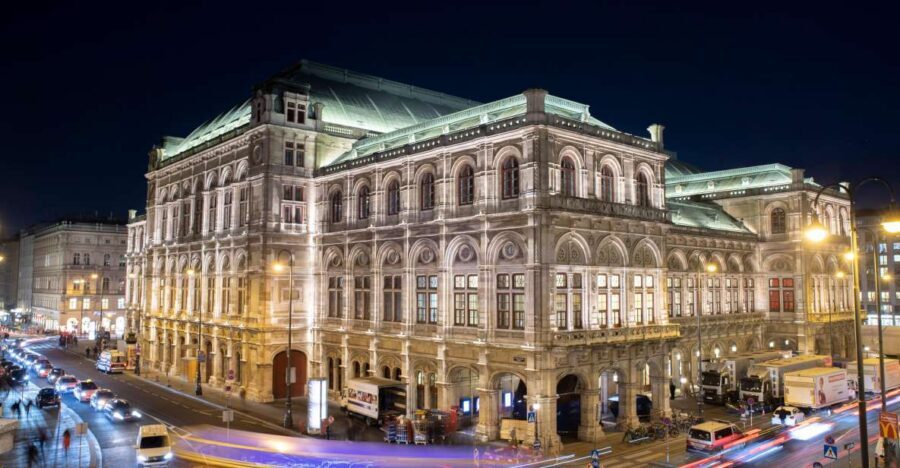 VIENNA AT NIGHT: Photo Tour of the Most Beautiful Buildings - Meeting at Universitätsring: Starting With the Right View