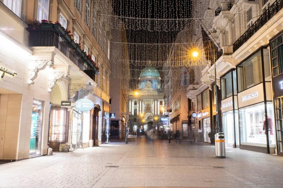 VIENNA AT NIGHT: Photo Tour of the Most Beautiful Buildings - Snack Break: Small Comfort During a Night Walk