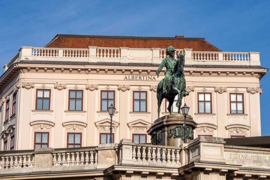 Vienna Audioguide - TravelMate app for your smartphone - Offline and online listening: pick the strategy that fits your phone