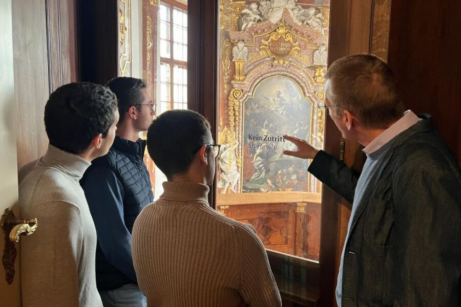 Vienna: Belvedere & The Best of Gustav Klimt Private Tour - Garden-to-museum pacing: what the 2-hour structure feels like