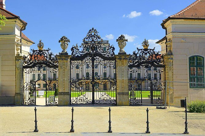 Vienna-Budapest One-Way Sightseeing Transfer - The guide makes the difference: clear English and adaptable storytelling