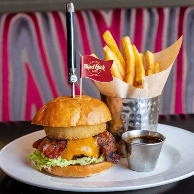 Vienna: Hard Rock Cafe with Set Menu for Lunch or Dinner - The Food Experience: Burgers, BBQ, Chicken, and Portion Expectations