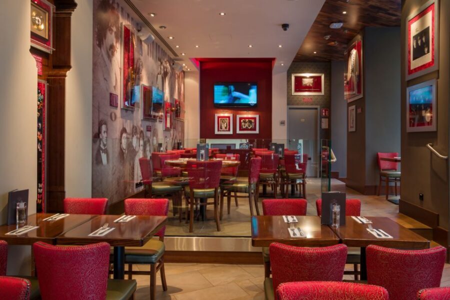 Vienna: Hard Rock Cafe with Set Menu for Lunch or Dinner - Service Style: Friendly Staff and Even Personal Touches