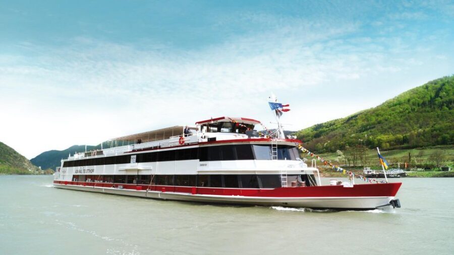 Vienna: Heurigen Cruise with Viennese Songs and Buffet - Service, Crew, and the Overall “Runs Smooth” Factor