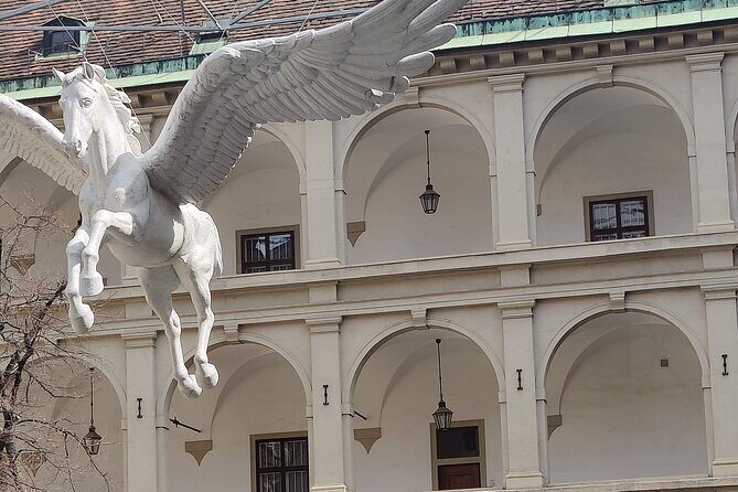 Vienna Highlight Tour - yue walk - A quick look at the Lipizzaner horses