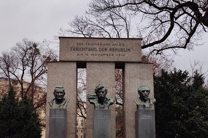 Vienna Highlight Tour - yue walk - Heldenplatz and the sweep of civic Vienna