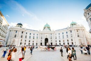 Vienna: Hop-On Hop-Off Sightseeing Bus Tour in 19 Languages - Ticket choices and route logic (24, 48, 72 hours)
