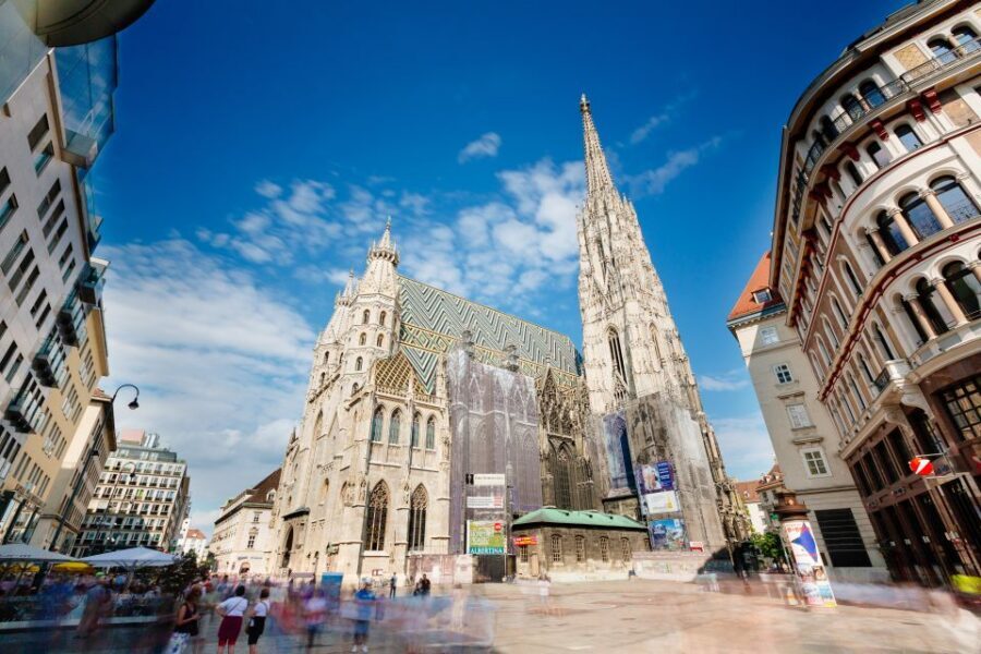 Vienna: Hop-On Hop-Off Sightseeing Bus Tour in 19 Languages - Green Line to Grinzing and Cobenzl viewpoints: summer-only panorama time