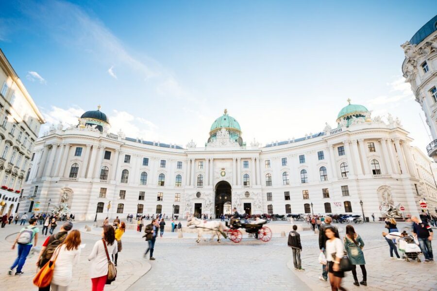 Vienna: Hop-On Hop-Off Sightseeing Bus Tour in 19 Languages - Ticket choices and route logic (24, 48, 72 hours)