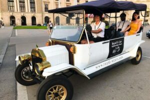 Vienna Oldtimer Tour (60 min) Incl. bottle of Prosecco - Hofburg and the imperial spotlight: what you see first