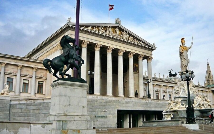Vienna: Private Half-Day Sightseeing Tour - The driver-guide role: great for context, not for museum escort