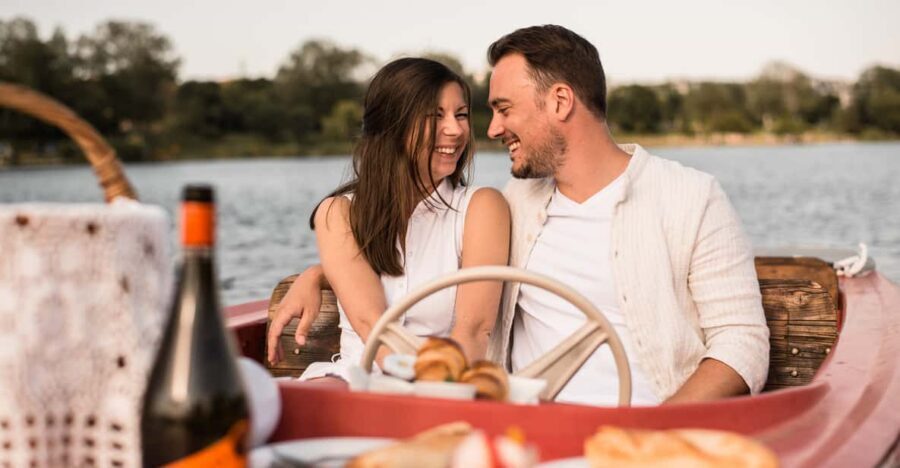 Vienna: Retro Boat Tour on the Danube River with Picnic - Key Things I’d Notice First