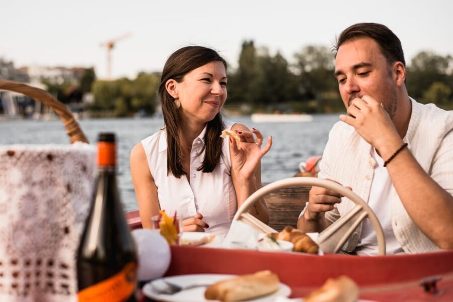 Vienna: Retro Boat Tour on the Danube River with Picnic - The Picnic Basket Brunch: What You Actually Get