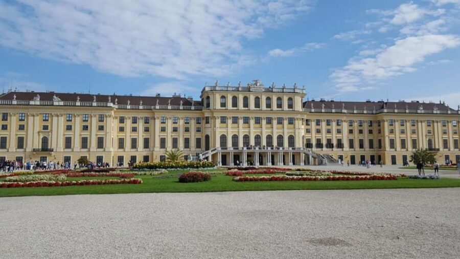 Vienna: Schönbrunn Palace & Christmas Market Walking Tour - Key Things That Make This Tour Work