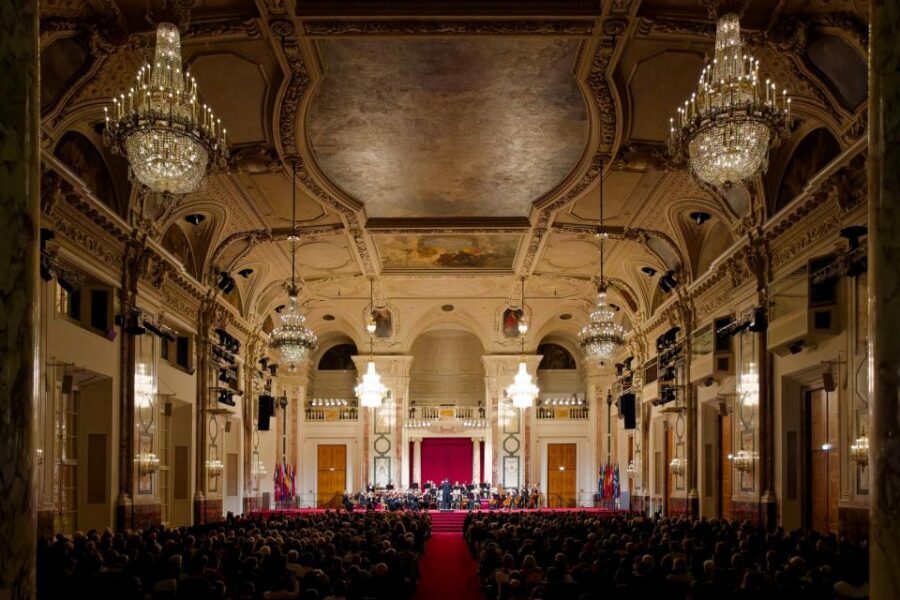Vienna: Strauss and Mozart Concert at Hofburg Palace - Who performs: orchestra, opera singers, and ballet dancers in one show