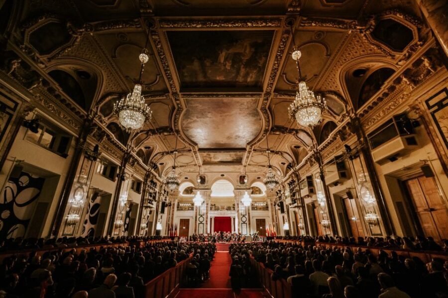 Vienna: Strauss and Mozart Concert at Hofburg Palace - The stage flavor: musical jokes and Viennese performance traditions