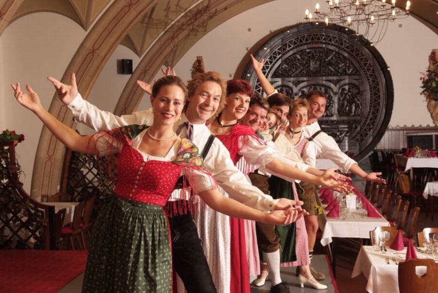 Vienna: Traditional Dinner Show at the Wiener Rathauskeller - What the Performance Feels Like: Cast, Staging, and Audience Energy