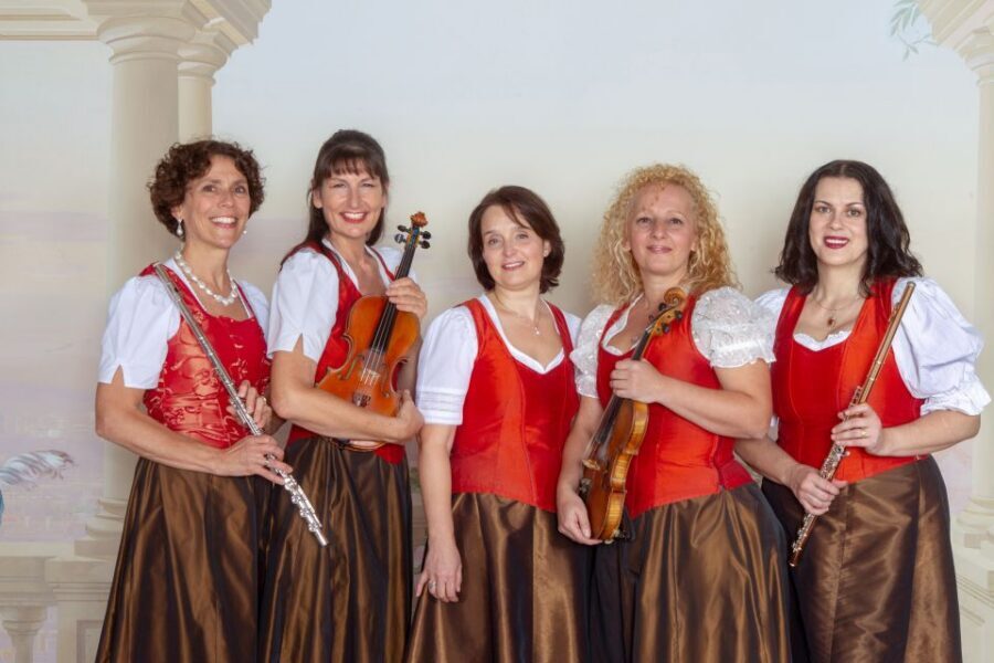 Vienna: Traditional Dinner Show at the Wiener Rathauskeller - Timing and Service: How the Night Runs in Real Life