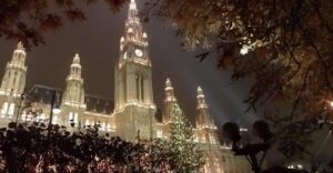 Wien: Tour with locals on the trails of the Christmas Tree - Starting at the Anker Clock: where the story begins