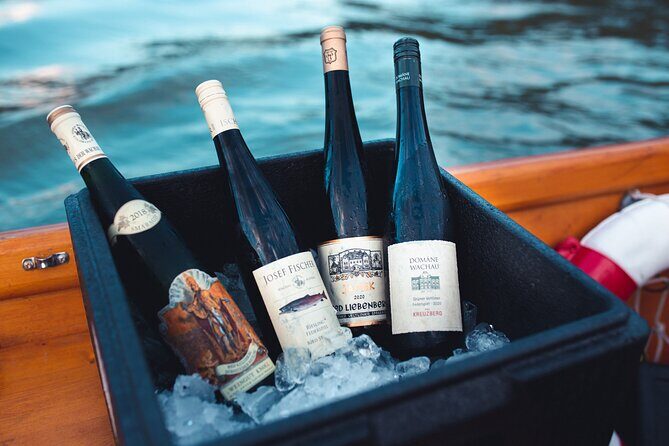 Wine tasting on traditional wooden boats in Wachau Valley - How the wine tastings work on the river